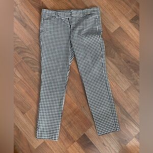 Black and White Old Navy Pixie Ankle pants. Size 8.